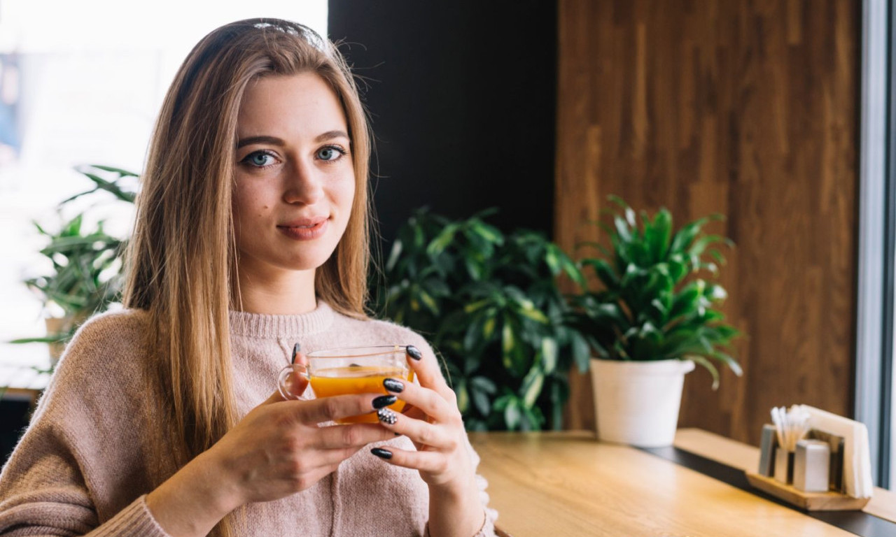 MOĆAN JUTARNJI NAPITAK Prirodno smanjuje salo na stomaku i butinama bez dijete
