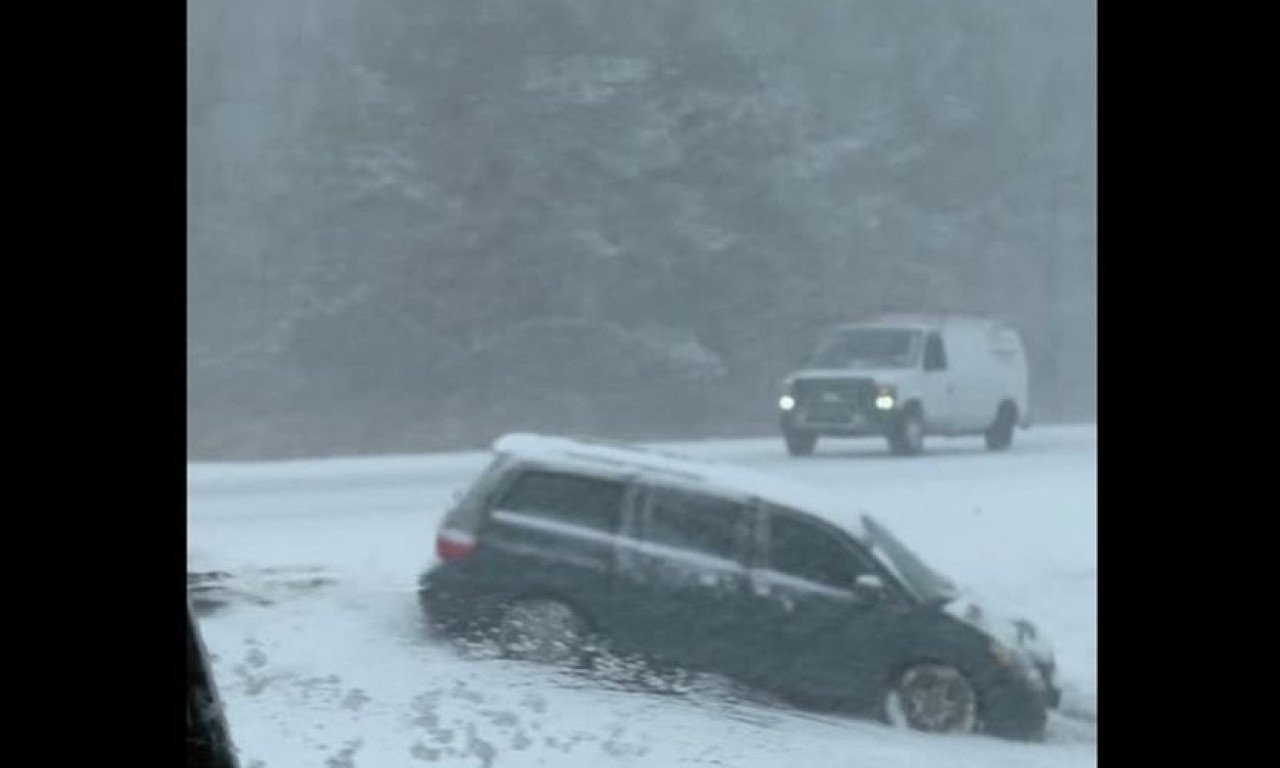 "KOLIKO PARA BI TE DIGLO IZ KREVETA KAD VIDIŠ OVAKVO NEVREME" Mlada Srpkinja iz kamiona snimila mećavu u SAD (VIDEO)