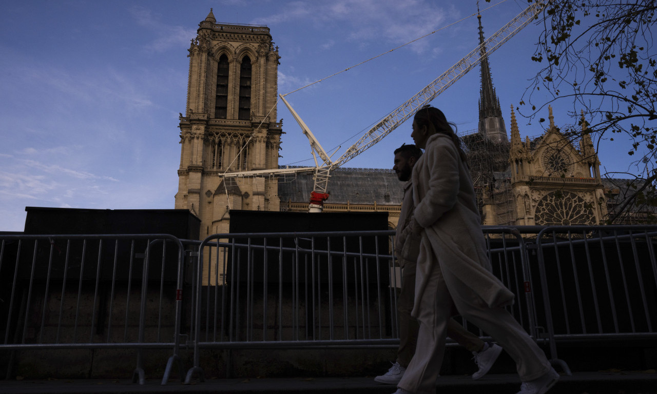 PARIZ ĆE BITI U MRAKU Ajfelov toranj gasi svetla, a zvona Notr Dama zvonila su 88 puta u znak sećanja na papu