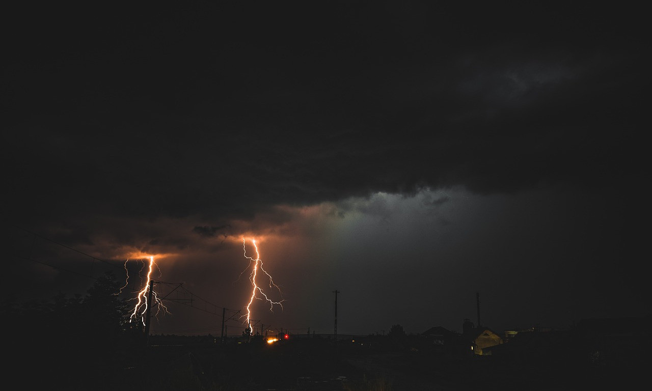 SRBIJA NA UDARU SNAŽNE OLUJE Evo kada stiže nevreme u našu zemlju!