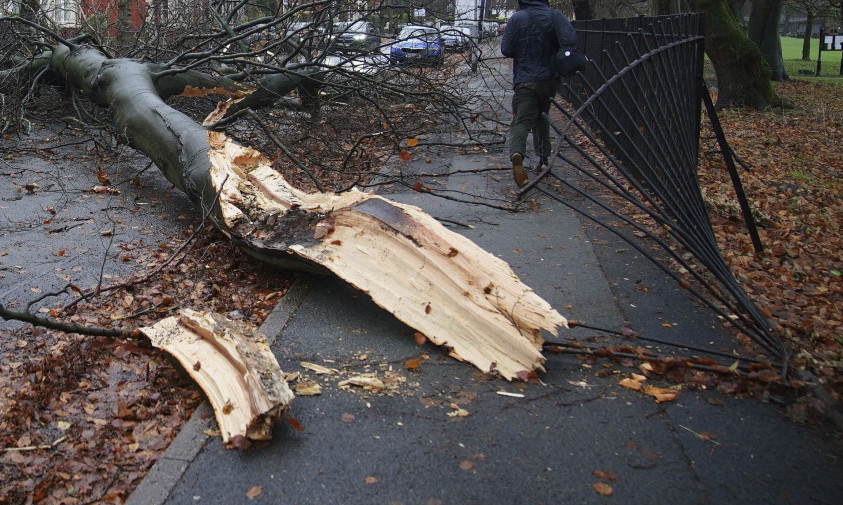 VELIKO NEVREME NAPRAVILO HAOS U REGIONU Vetar skidao krovove i obarao drveće, a evo kuda se sada oluja uputila (VIDEO)