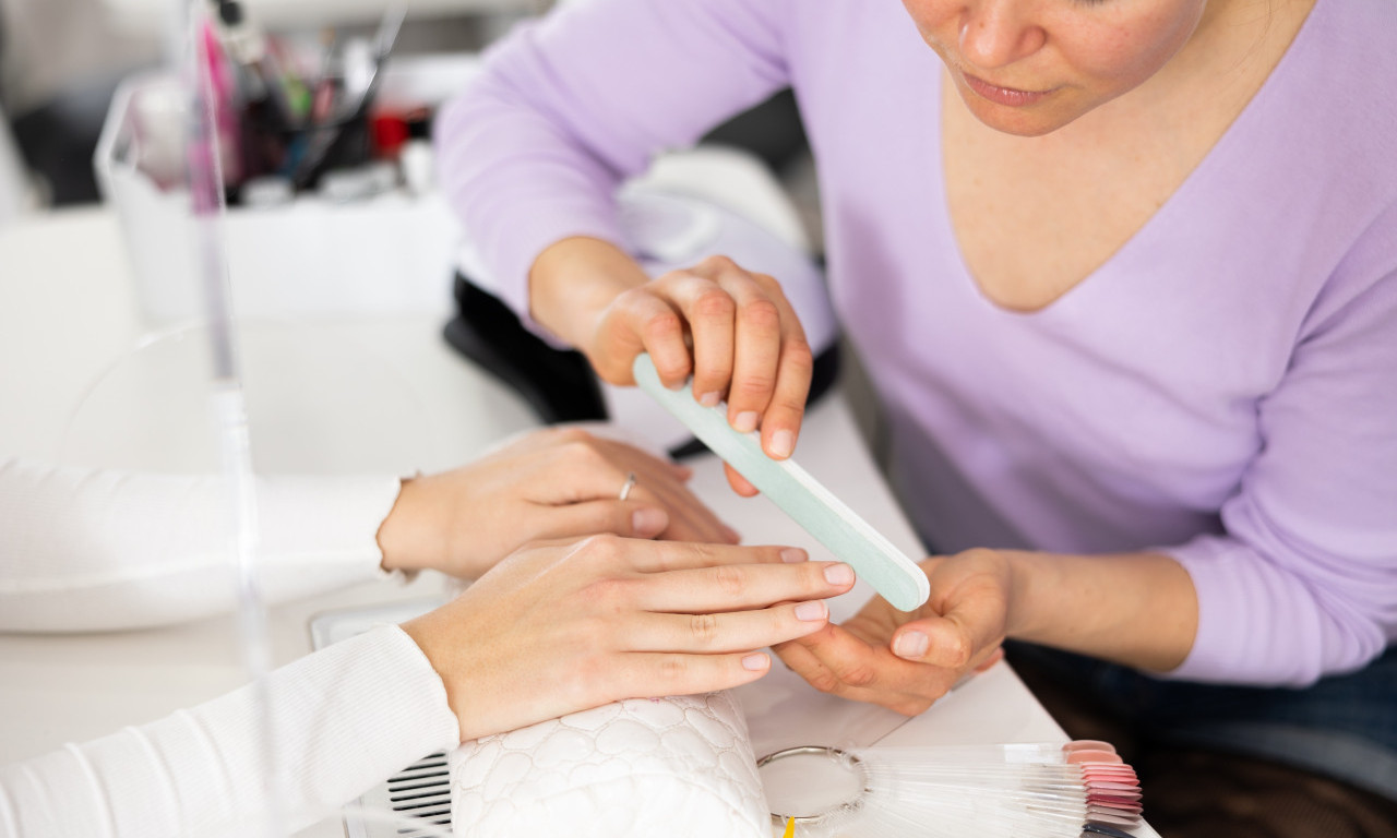 KADA VAM GEL UNIŠTAVA NOKTE, A OBIČAN LAK NE TRAJE DOVOLJNO Da li postoji zlatna sredina?