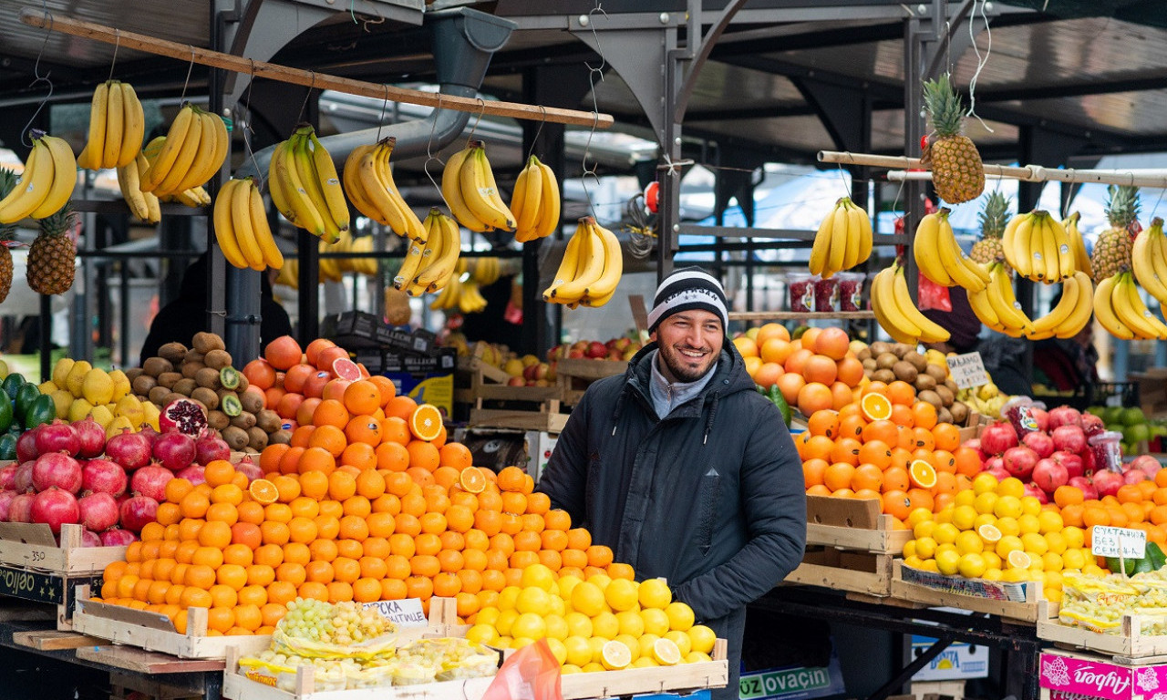 PORESKA UPRAVA OBJAVILA Pijačni prodavci izuzeti od obavezne fiskalizacije do kraja 2026. godine