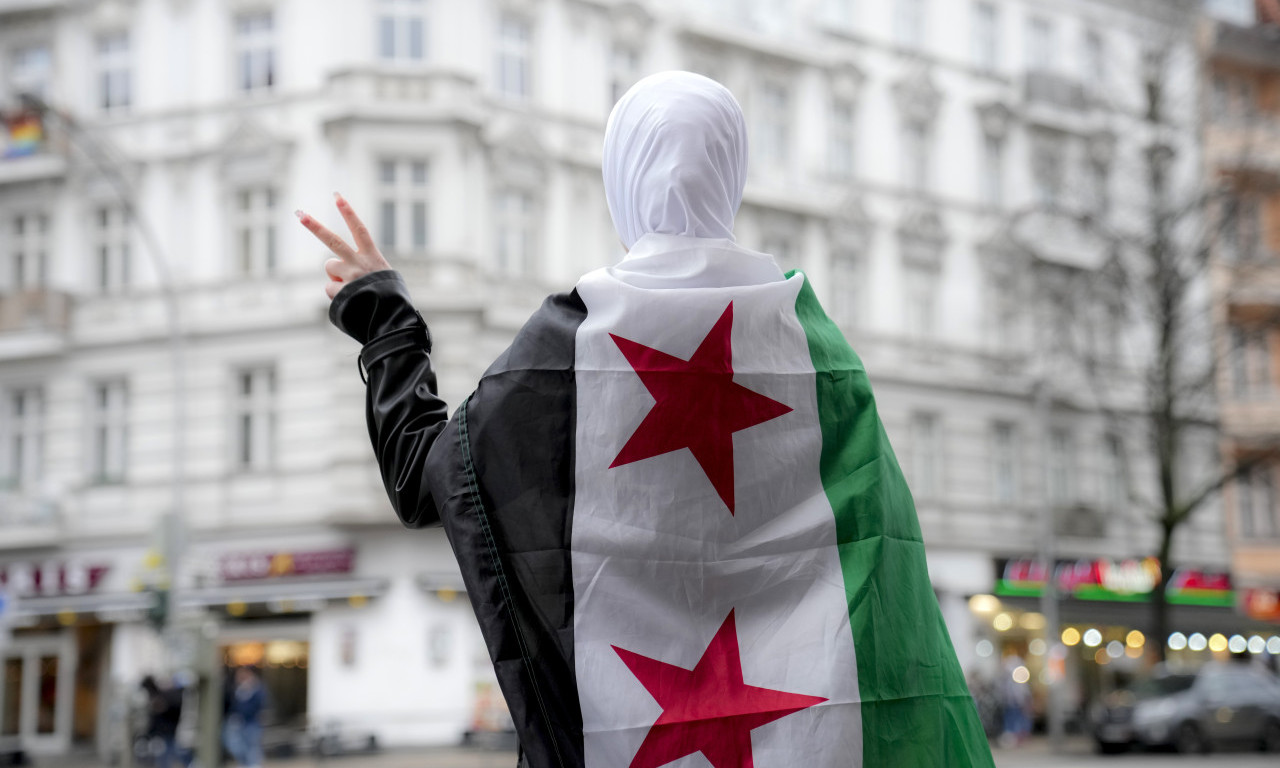 TRAMP UKIDA PRIVREMENU ZAŠTITU ZA SIRIJCE Hiljade imigranata dobilo rok za napuštanje SAD, inače slede hapšenja