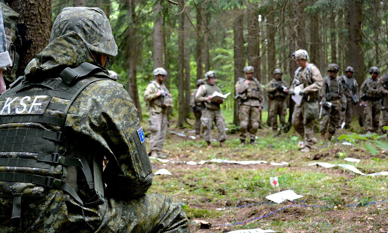 SRBIJA NA UDARU Kurti ubrzano oprema paravojsku, Amerika mu upravo poslala novu seriju oklopnih vozila!