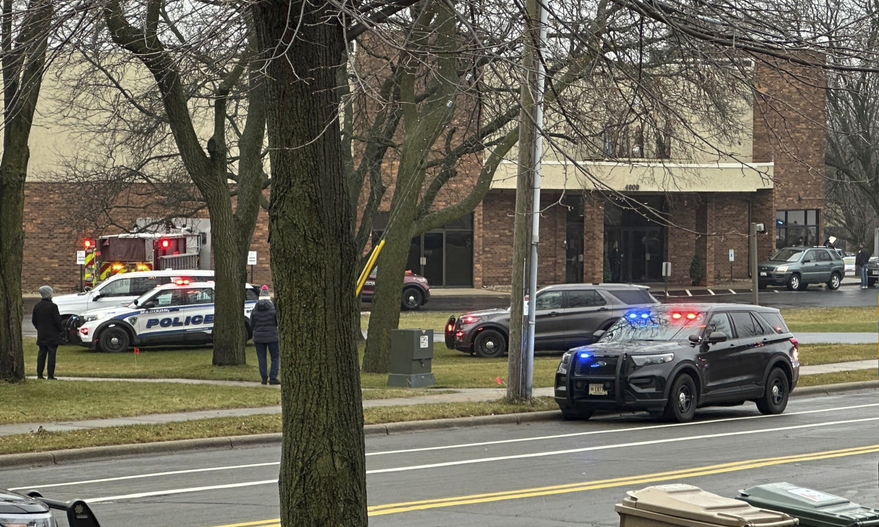 PUCNJAVA U STUDENTSKOM DOMU, IMA RANJENIH: Policajci jure napadača  na Floridi (VIDEO)