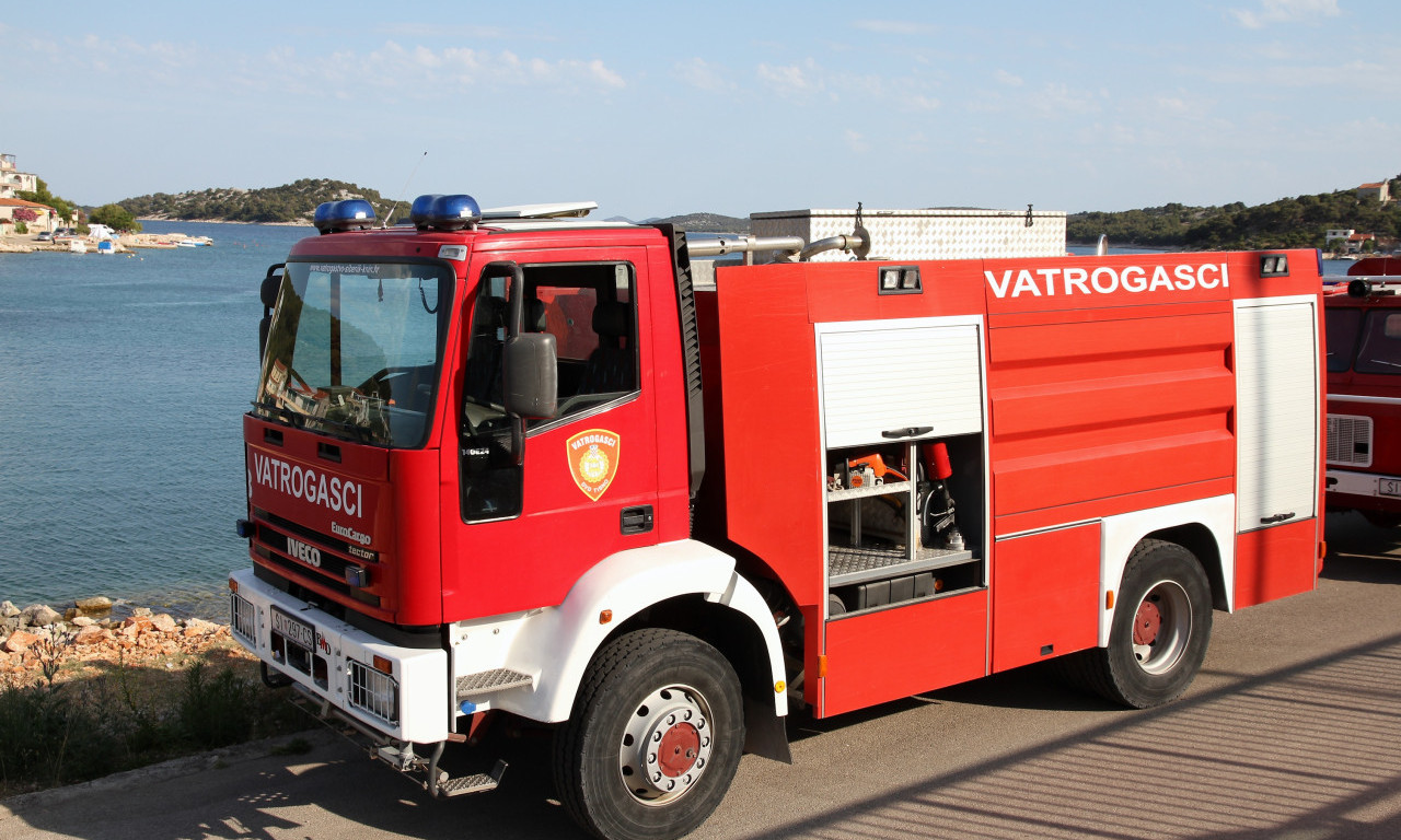 POŽAR NA JADRANU Grom udario u borovu šumu, sve se zapalilo!