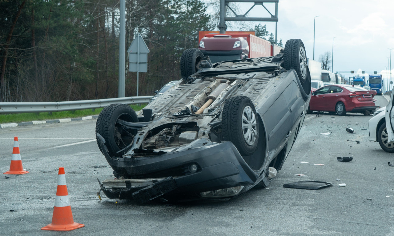 POGINULA ŽENA! Automobil se isprevrtao! Jeziva nesreća kod Trnova