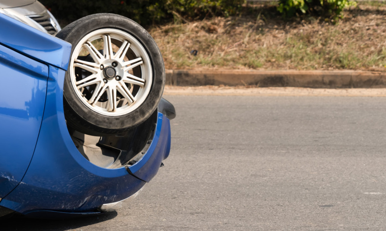 AUTOMOBIL SLETEO SA PUTA Saobraćajka kod železničke stanice (FOTO)