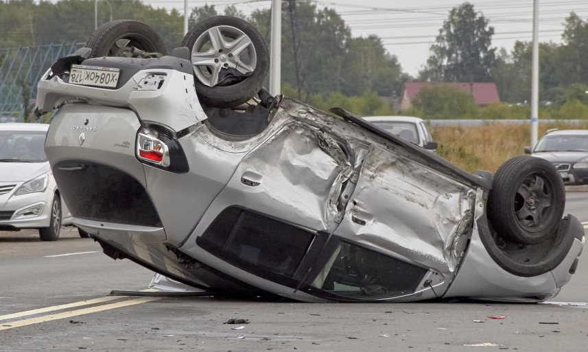 AUTOMOBIL ZAVRŠIO NA KROVU, DELOVI RASUTI PO PUTU! Teška saobraćajka u Velikoj Župi (FOTO)