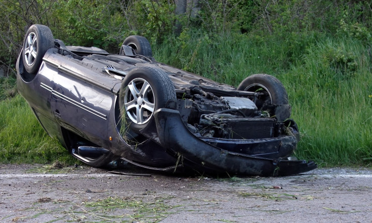 AUTO PREVRNUT NA KROV, PUT ZAKRČEN... Teška nesreća u Srbiji - ima povređenih! (FOTO)