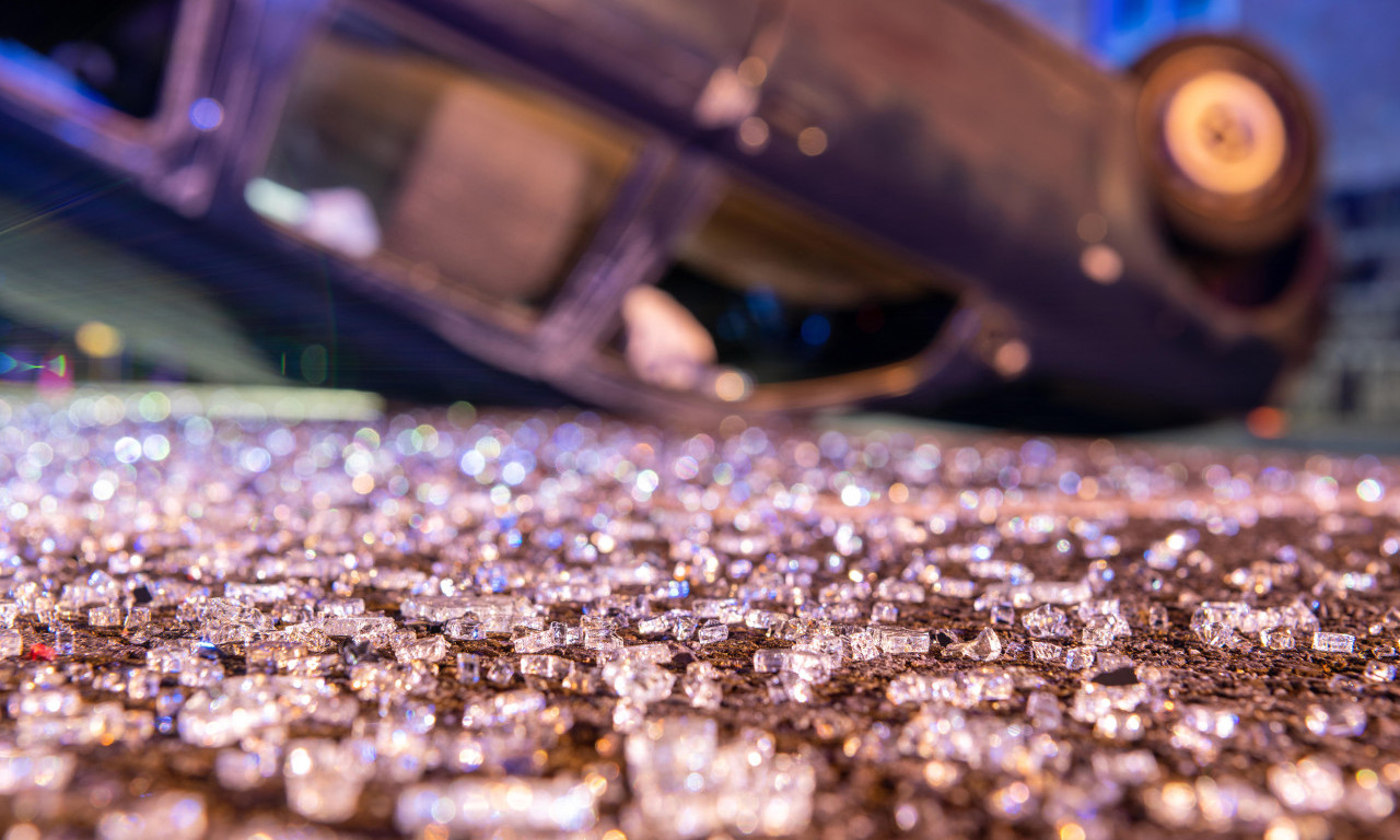 VOZILO SLETELO U KANAL Jeziv prizor kod Ivanjice (FOTO)