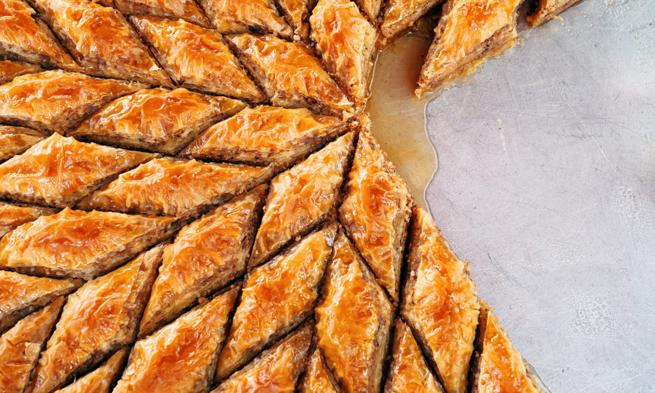 KAKO SE SEČE BAKLAVA U OBLIKU ZVEZDE? Tajna uspeha je u jednom potezu noža! (VIDEO)