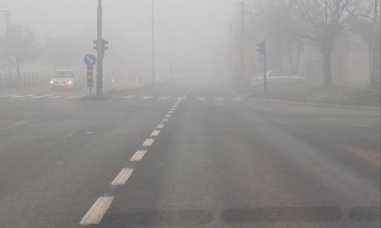 UPOZORENJE ZA SVE VOZAČE: Smanjena vidljivost zbog magle na ovim deonicama!