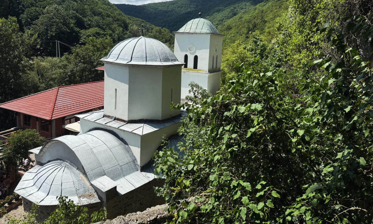 POGLEDAJTE ČUDO U MANASTIRU GORNJAK Voda potekla iz kamena uoči Đurđevdana, veruje se da leči ove tegobe! (VIDEO)