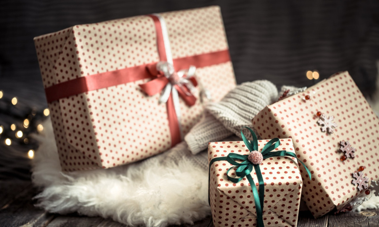 SVAKI TREĆI FRANCUZ SPREMAN DA PREPRODA SVOJ BOŽIĆNI POKLON Evo gde završavaju neželjeni paketi