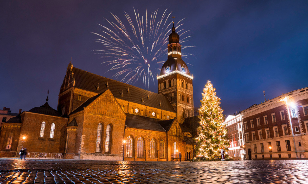 NAJLEPŠE NOVOGODIŠNJE JELKE SVETA Pogledajte kako praznična magija osvetljava gradove