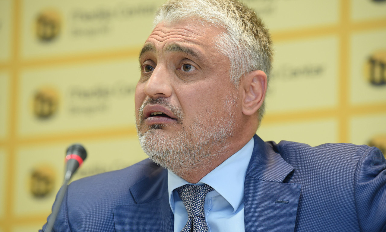 ČEDA JOVANOVIĆ PONOVO U GIPSU: Objavio fotku iz bolnice i poslao poruku koja je zabrinula sve (FOTO)