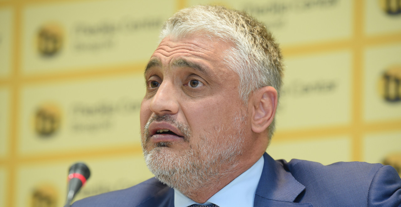 ČEDA JOVANOVIĆ PONOVO U GIPSU: Objavio fotku iz bolnice i poslao poruku koja je zabrinula sve (FOTO)