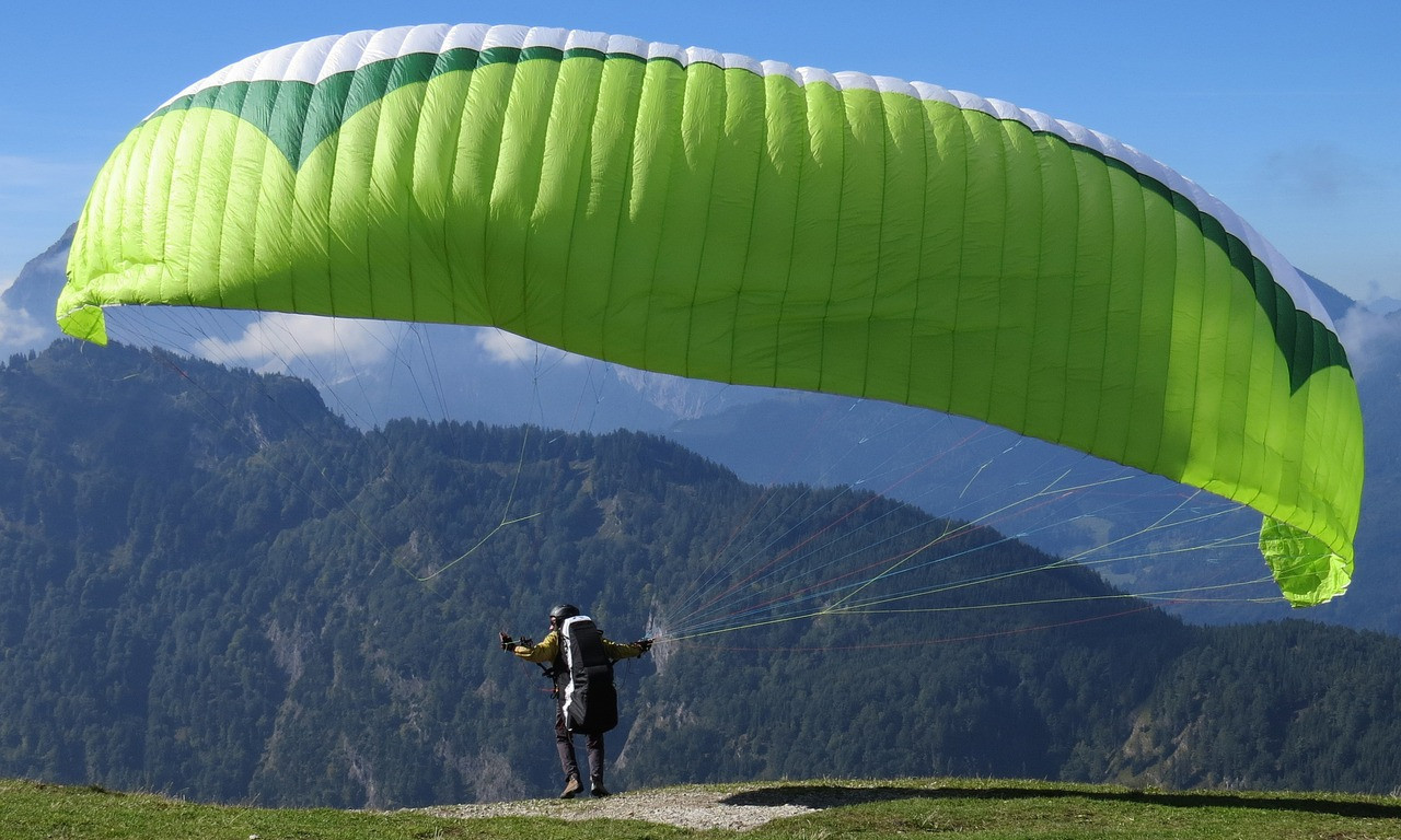 MIGRANT PARAGLAJDEROM POKUŠAO DA UĐE U ŠPANIJU Prizor postao još šokantniji - poginuo je! (VIDEO)