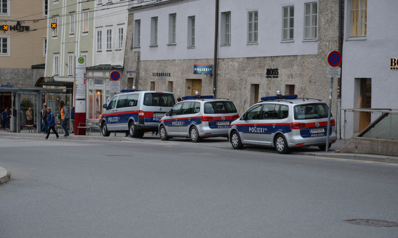 DEVOJČICA IZBODENA U ŠKOLI! Sve vrvi od policije i roditelja - traga se za napadačem u Beču