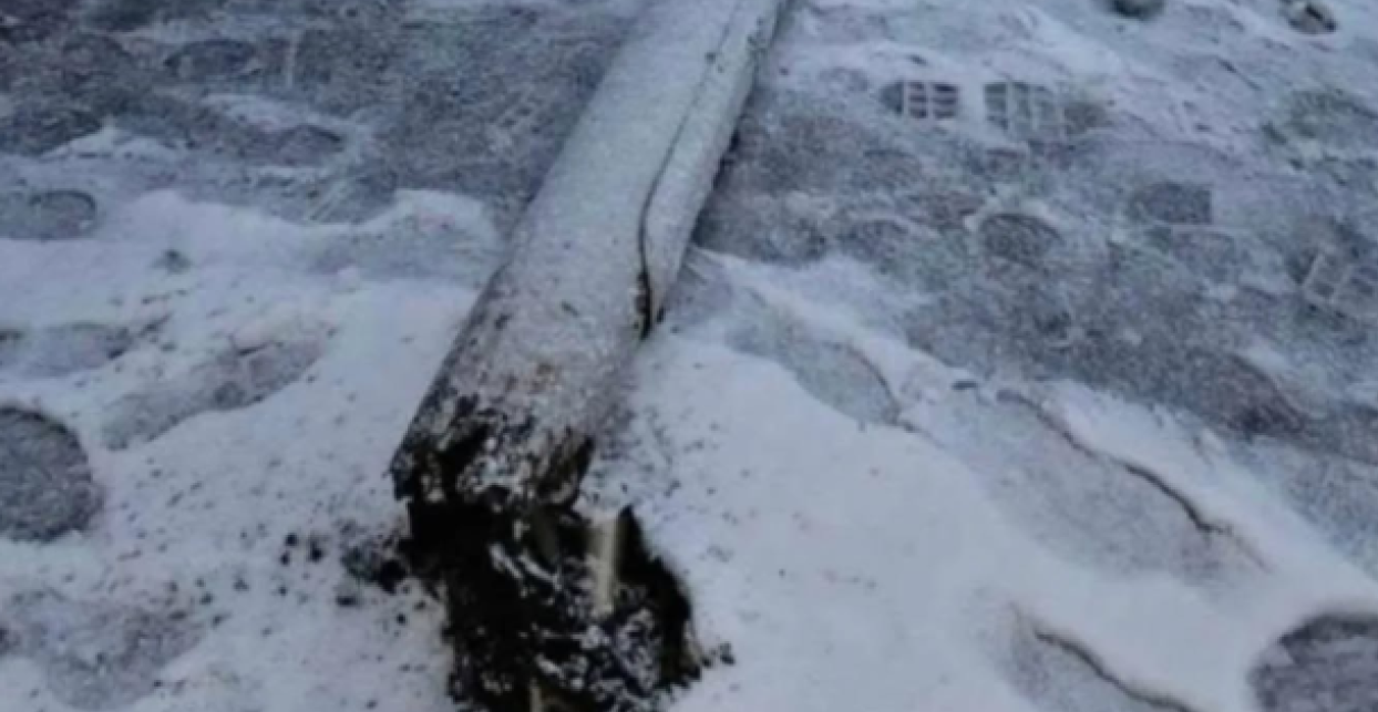 OBRUŠILA SE BANDERA ISPRED VRTIĆA U MLADENOVCU Stub se doslovno prelomio (FOTO)