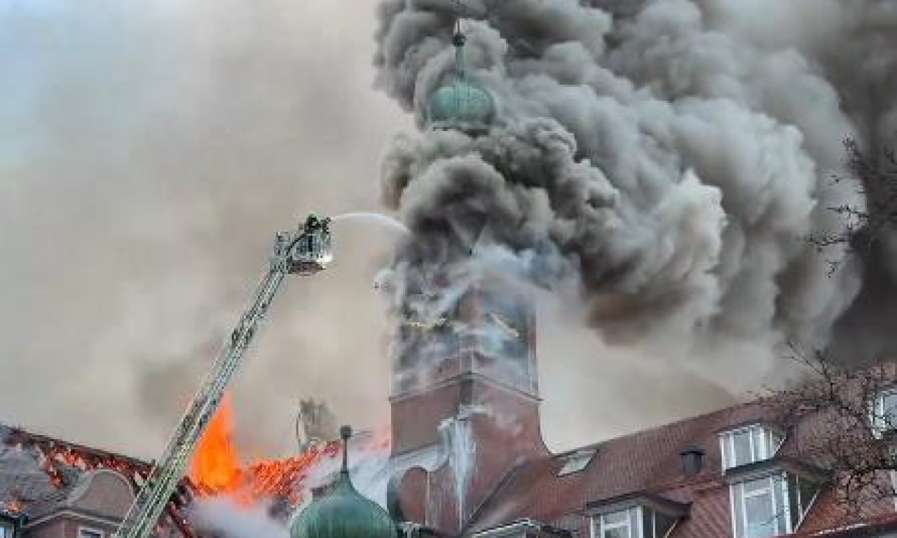 URUŠIO SE DEO ZGRADE, GORI ČITAV KVART: Plamen guta sve pred sobom (VIDEO)