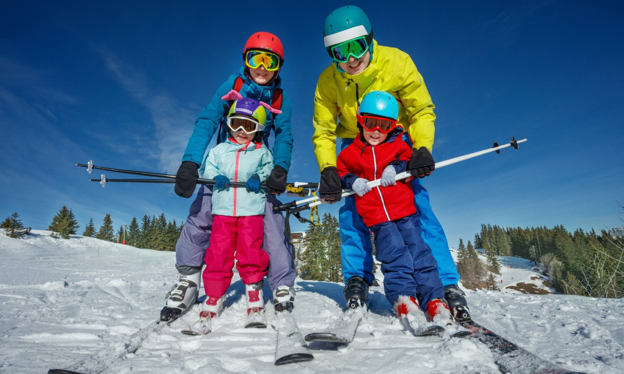 KOLIKO KOŠTA SKI OPREMA ZA ŽENE, MUŠKARCE I DECU Porodični vodič kroz cene za sezonu 2025/2026.