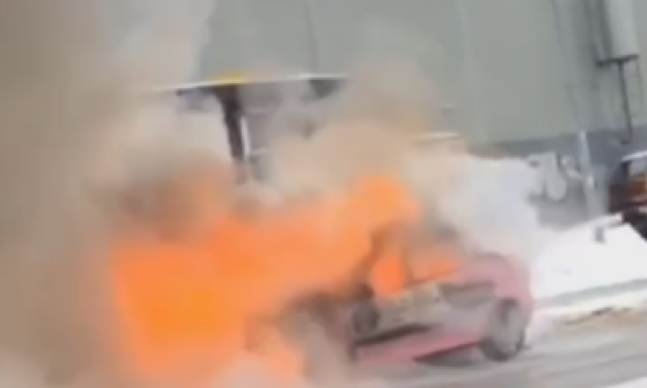 JEZIVE SCENE Gori automobil u Kragujevcu, vatrogasci sprečili smrtne ishode (VIDEO)