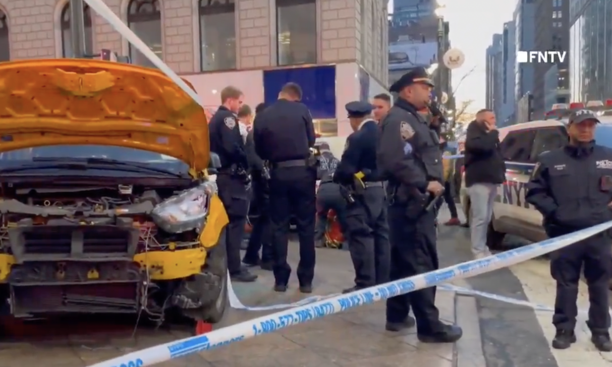 UZNEMIRUJUĆE SCENE SA LICA MESTA Užas na Menhetnu: Taksista uleteo među pešake - ima povređenih (FOTO+VIDEO)