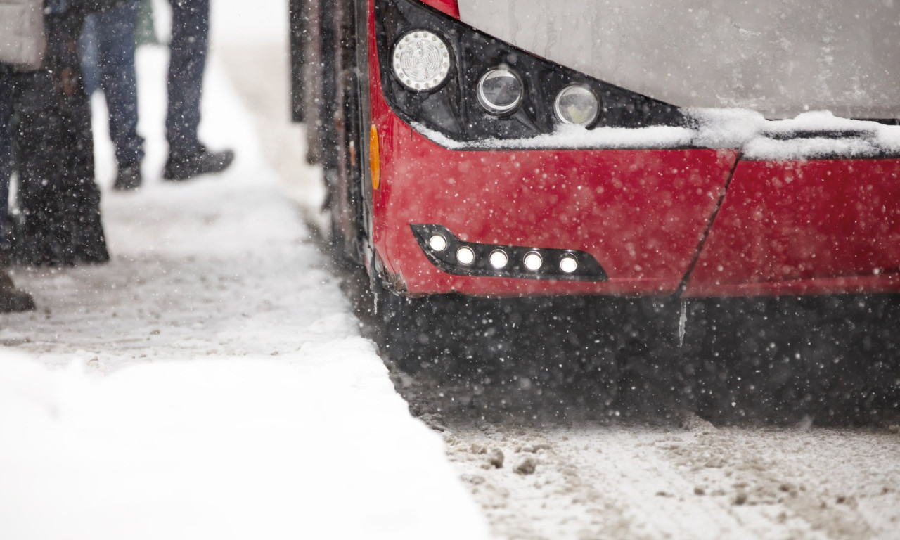 AMSS IZDAO UPOZORENJE ZBOG PRVOG SNEGA Savetuje se oprez zbog poledice i odrona na putevima