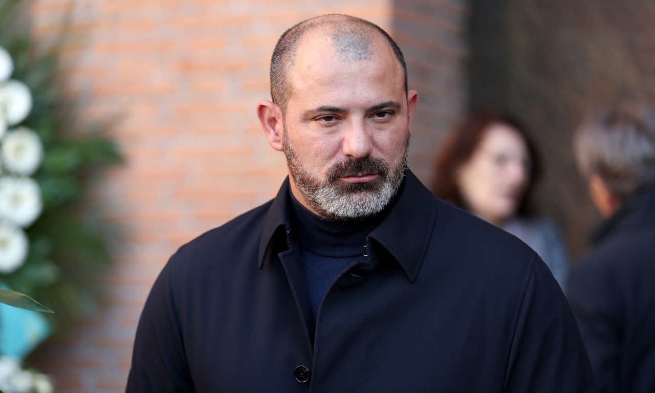 DEJAN STANKOVIĆ PRVI PUT U JAVNOSTI SA NOVOM ŽENOM I ĆERKOM Slika malene Anđele na terenu raznežila planetu (FOTO)