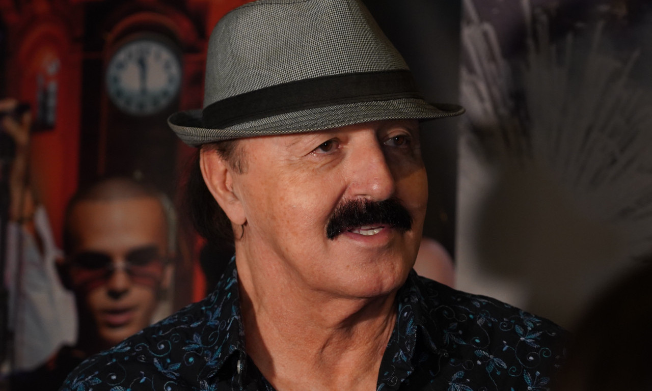 OVAKO IZGLEDA HARIS DŽINOVIĆ U KUPAĆEM Pevač bez šešira iznenadio pratioce – "Sad smo sve videli!" (FOTO)