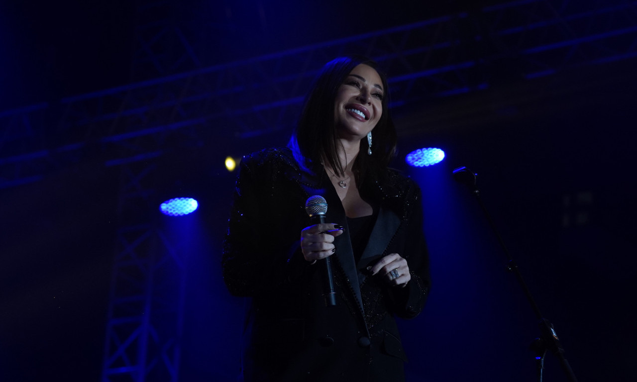 CECA OTPEVALA PESMU ZA NASTRADALE U NOVOM SADU! Suze na sceni i iskrene reči "Želim da vam pokažem lični bol!" (VIDEO)
