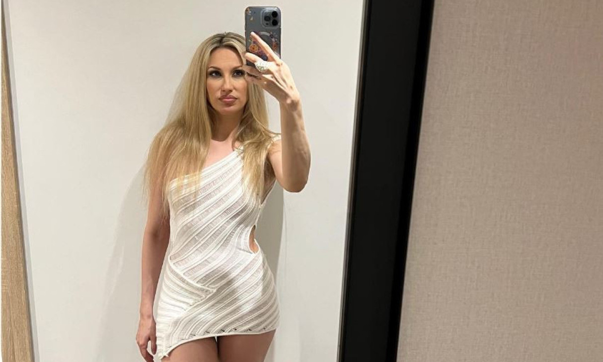 RADA MANOJLOVIĆ SE POPELA NA STO I ZANJIHALA KUKOVIMA: Haljina joj je potpuno otkrila kukove, a ona nije marila! (VIDEO)