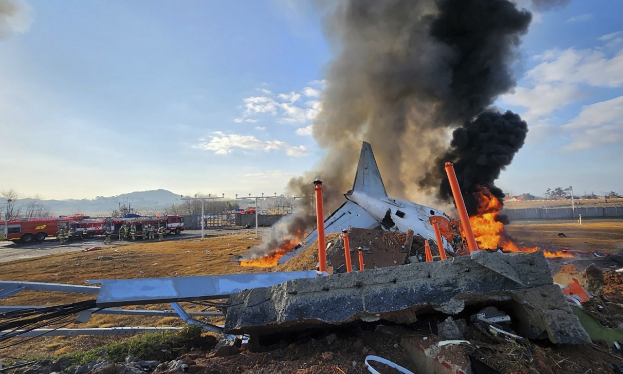 SRUŠIO SE MORNARIČKI AVION Dim se vidi  iznad planine, potraga u toku