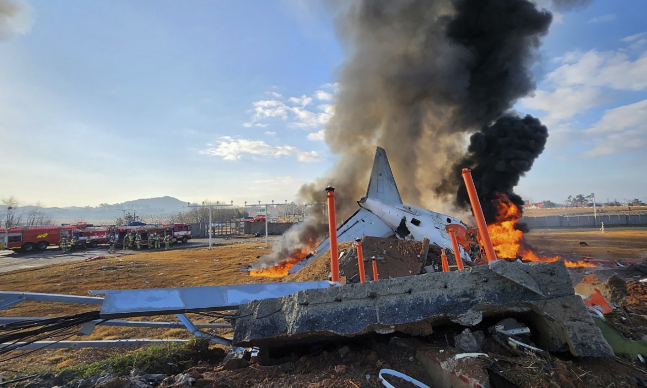 SRUŠIO SE MORNARIČKI AVION Dim se vidi  iznad planine, potraga u toku