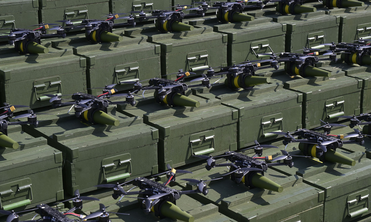 U SRBIJI SE OTVARA FABRIKA DRONOVA! Vučić saopštio važne vesti, pa objasio zašto je vojna industrija ključna (FOTO)