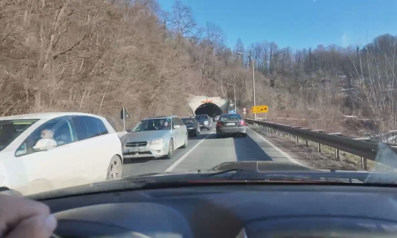 KILOMETARSKE KOLONE NA SRPSKIM PUTEVIMA I VELIKE GUŽVE NA GRANICAMA Počela praznična seoba, spremite se za haos (FOTO)