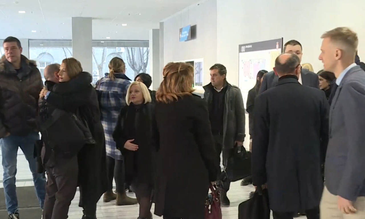 ZAJEDNO U NEMERLJIVOM BOLU Roditelji ubijenih u masakru kod Mladenovca došli da podrže roditelje dece iz "Ribnikara"