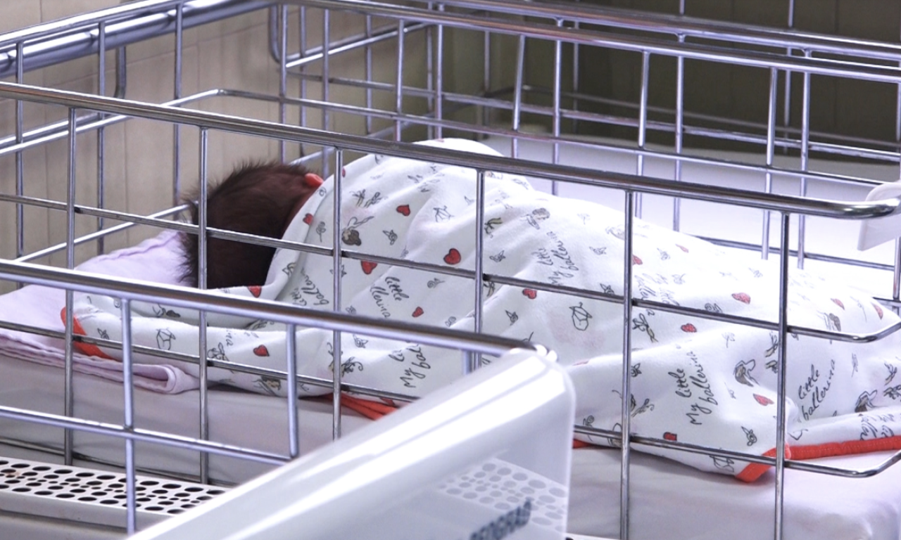 MAJKA (19) POKUŠALA DA UBIJE BEBU STARU 20 DANA Nezapamćen horor u Zemunu!