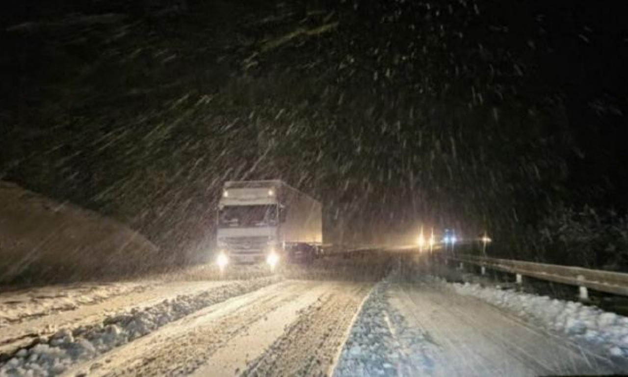 SNEG NAPRAVIO SAOBRAĆAJNI KOLAPS U SRBIJI! Kilometarske kolone, ove tačke su najkritičnije - stižu novi snimci vejavice