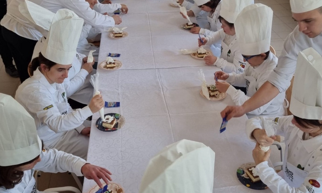 MENI PUN LJUBAVI Božićni ručak mališanima iz "Sremčice" pripremali mladi kuvari (FOTO)