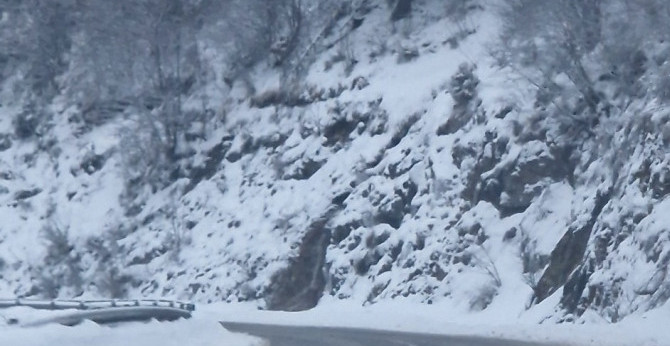 SNEG OKOVAO MUČANJ Meštani Maskove zarobljeni, do kuća stižu samo terencima (VIDEO)
