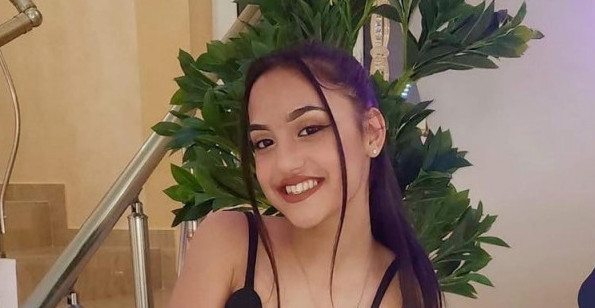 ESTRADA OVO JOŠ NIJE VIDELA! Čudo od deteta peva na 9 jezika: Pevačicu zbog jedne pesme okitili sa 20 satova! (VIDEO)