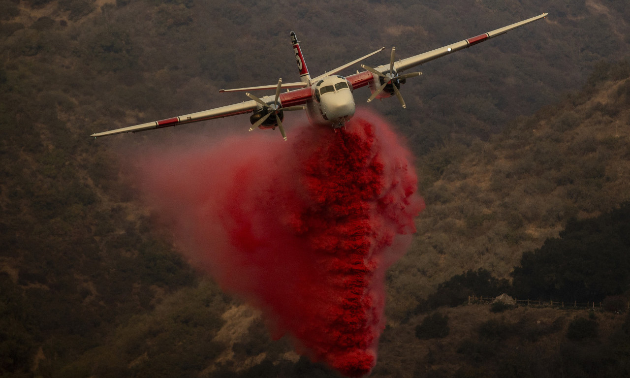 ŠTA JE OVO? Otkriveno zašto crveni prah posipaju iz aviona po Los Anđelesu (VIDEO)