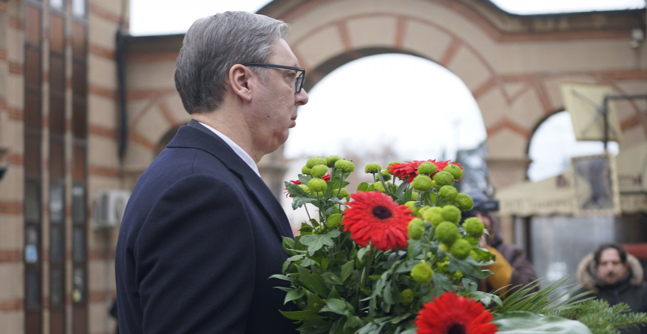 VUČIĆ ISPRATIO TRAGAČA BUKETOM CRVENIH GERBERA Predsednik na sahrani slavnog reditelja Milorada Milinkovića