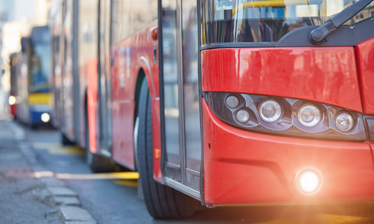 KRVAVI PIR U "PEDESETICI": Unakazio mu lice pred majkom, autobus pun krvi - snimak je uznemirujući