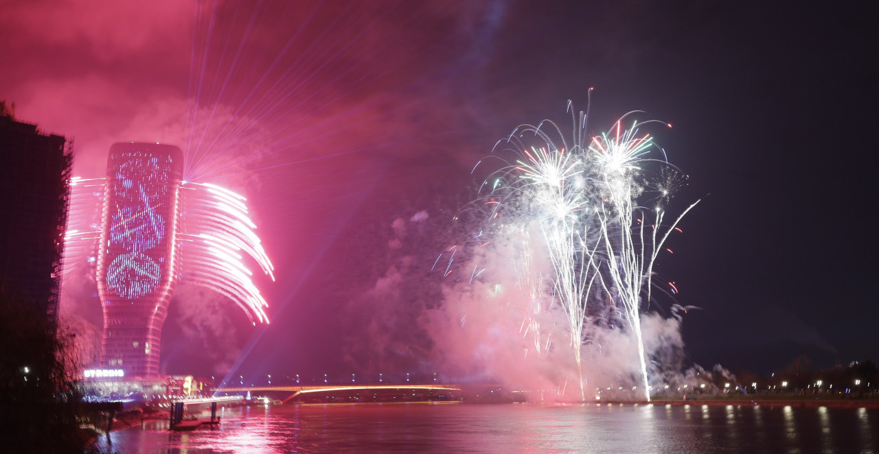 POGLEDAJTE GDE SU BEOGRAĐANI SLAVILI SRPSKU NOVU GODINU Kafane krcate, trubači... i nikad veći spektakl u Beogradu na vodi (VIDEO)