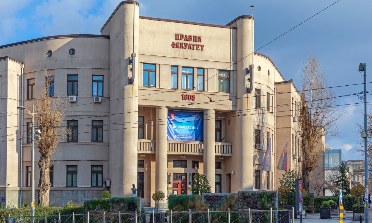 NEVIĐENI HAOS NA PRAVNOM FAKULTETU!  Student vukao profesorku za nos, pa nasrnuo na sve oko sebe